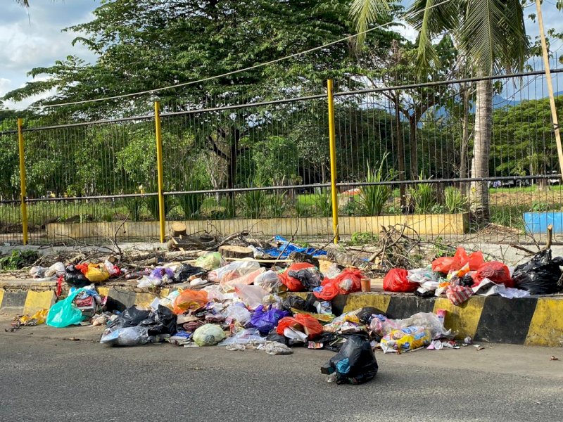 Sampah berserakan di dekat Stadion Salim S Mengga, Jalan Stadion, Kelurahan Madatte, Kecamatan Polewali @Jejakfakta/Atri
