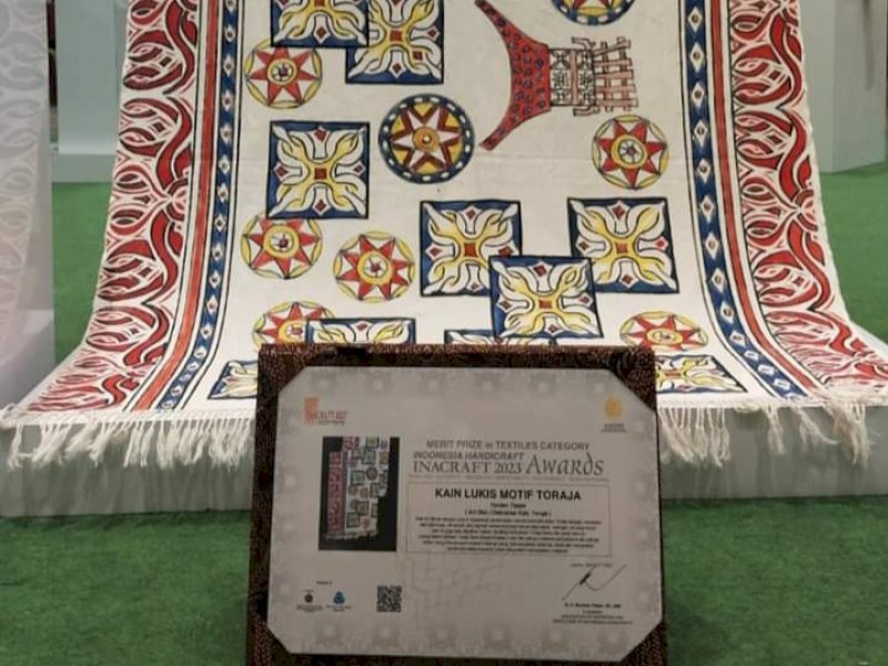 Kain lukis motif ukiran Toraja meraih penghargaan dari Asephi sebagai karya tenun terbaik di Inacraft 2023 di Jakarta. @Jejakfakta/Ist.