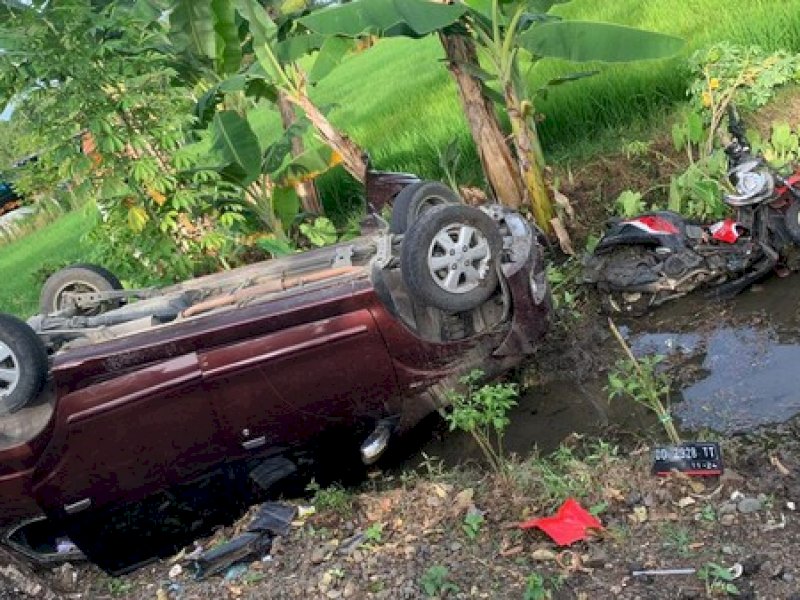Kecelakaan antar mobil dan motor di Kabupaten Bone, Sulawesi Selatan merenggut dua nyawa yang merupakan ayah dan anak. Foto: Ist