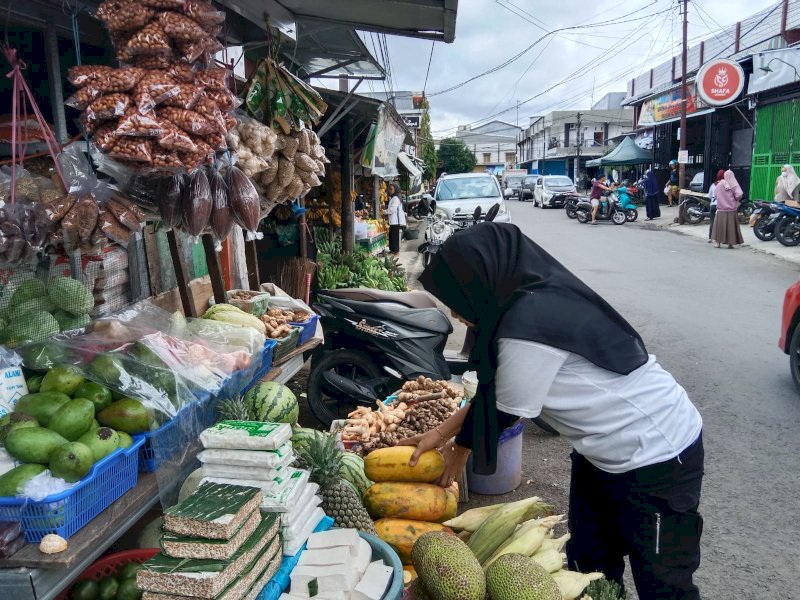 Pasar Toddoppuli, Jl Toddopuli Raya, Kecamatan Panakkukang, Kota Makassar, Sulawesi Selatan, Ahad (5/3/2023). [Foto: Samsir/jejakfakta].