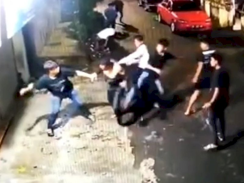 Ridha Tahir (kiri) saat dikeroyok belasan pria di Kota Makassar, Sulawesi Selatan. Foto: tangkapan layar 