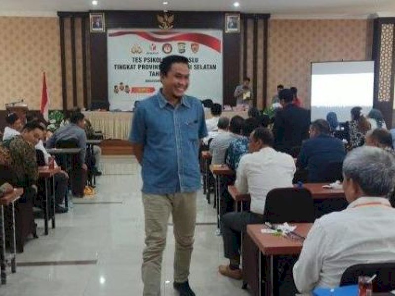 Ketua Timsel Bawaslu Sulsel Anno Suparno di tengah 97 peserta yang mengikuti tes psikologi di Asrama Haji Sudiang, kota Makassar, tanggal 2 - 3 Maret 2023.