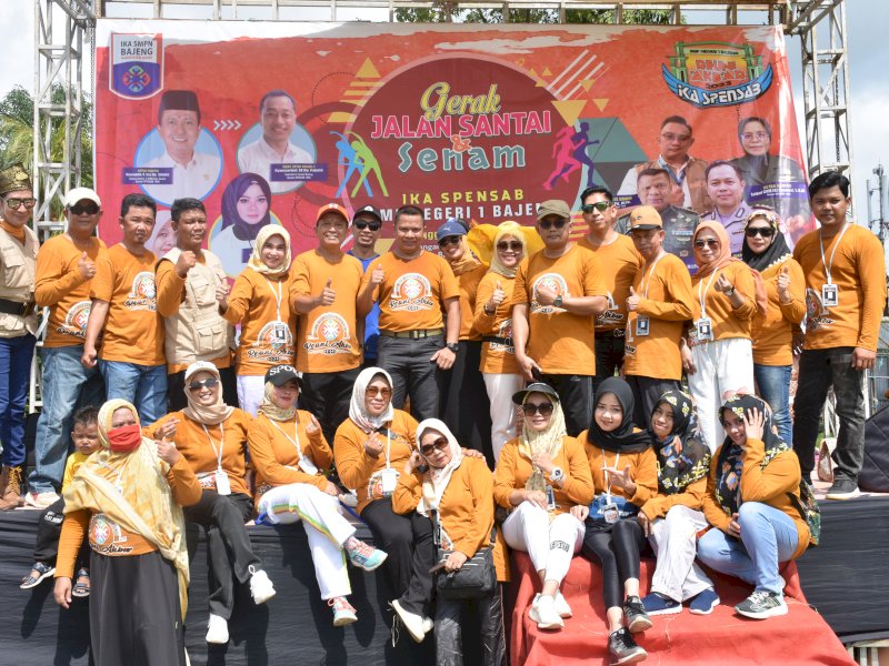 Alumni SMP Negeri 1 Bajeng foto bersama usai mengikuti jalan santai di Lapangan Sepak Bola Limbung Kecamatan Bajeng, Kabupaten Gowa. @Jejakfakta/Rusna Herawati