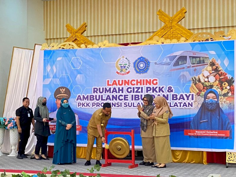 Gubernur Sulsel Andi Sudirman Sulaiman didampingi Ketua PKK Sulsel Naoemi Octarina meluncurkan program Rumah Gizi dan Ambulance Ibu dan Bayi, di Gedung Kartini, Jl Masjid Raya, kota Makassar, Sulsel, Selasa (7/3/2023). [Atri/jejakfakta].