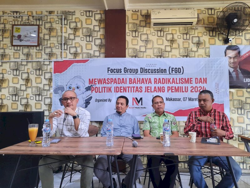 Madz Media dan KAMMI Unismuh Makassar menggelar diskusi politik dengan tema &ldquo;Mewaspadai Bahaya Radikalisme dan Politik Identitas Jelang Pemilu 2024&rdquo; di Warkop Nassami, Makassar, Selasa (7/3/2023). Foto: Jejak Fakta
