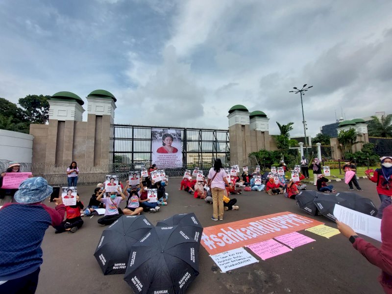 Aksi memperingati Hari Perempuan Internasional di depan Gedung DPR RI, Jakarta, Rabu (8/3/2023).&nbsp;@Jejakfakta/Ist.