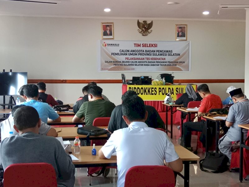 28 calon anggota Bawaslu Sulsel mengikuti tes kesehatan di lantai 3 Biddokes Polda Sulsel di Makassar, Rabu (8/3/2023). @Jejakfakta/Samsir