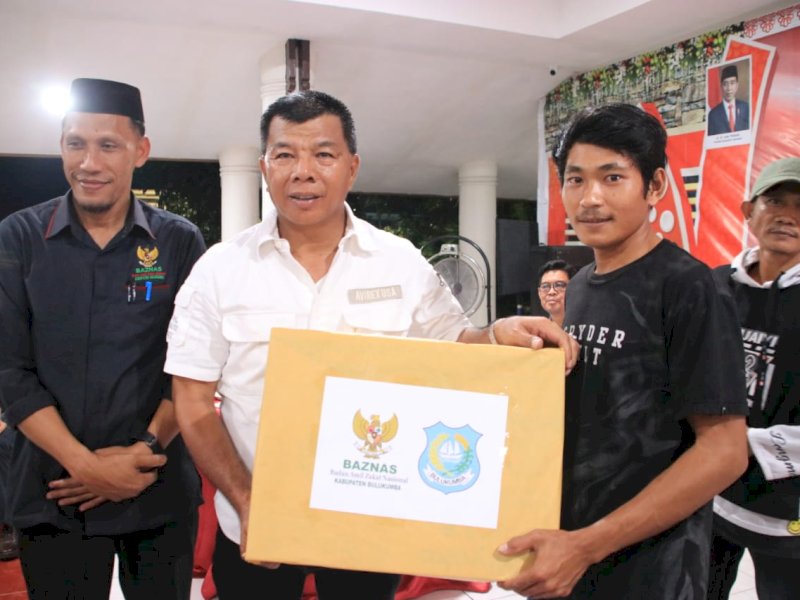 Petugas kebersihan menerima hadiah doorprize yang disiapkan oleh Baznas Bulukumba usai makan malam di rumah jabatan Bupati jalan Anggrek, Selasa (7/3/2023). @Jejakfakta/ist.