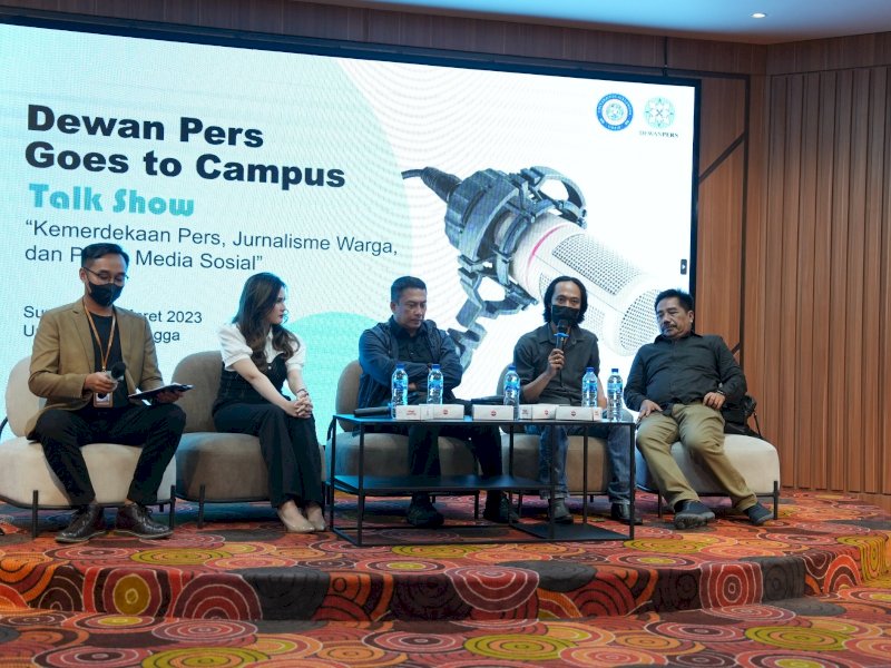 Ketua AJI Surabaya, Eben Haezer dalam event Dewan Pers Goes to Campus di Universitas Airlangga, Surabaya, Rabu (8/3/2023). @Jejakfakta/Dok. AJI Surabaya