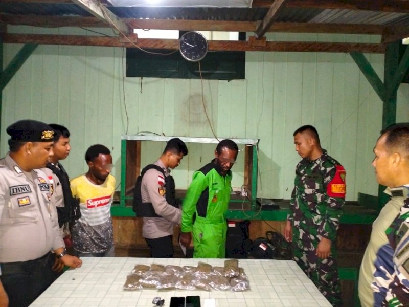 Satgas Pamtas Yonif 132/BS Pos KM 31 menggagalkan penyeludupan narkotika jenis ganja kering seberat 650 gram di Jalan Trans Jayapura - Wamena, Kampung Arso 1, Distrik Arso, Kabupaten Keerom, Provinsi Papua, Kamis (9/3/2023).