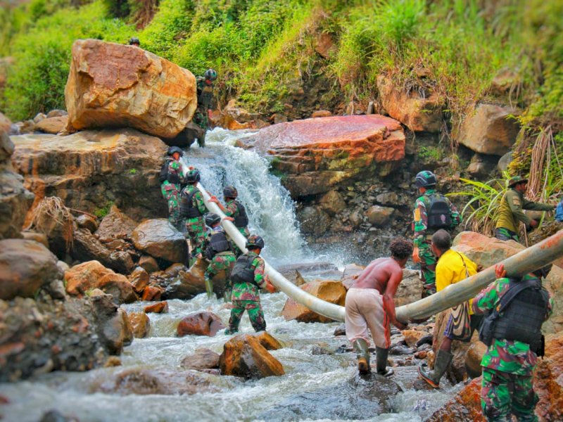 Personel Pos Kotis Mbua dan Pos Dal Satgas Yonif Raider 321/GT/13/1 Kostrad, melalui program teritorial unggulan yakni menerangi bumi Papua dan membuat masa depan yang lebih cerah bagi masyarakat, sukses membangun Pembangkit Listrik Tenaga Mikro Hidro (PLTMH) di Mbua, Papua, Maret 2023.
