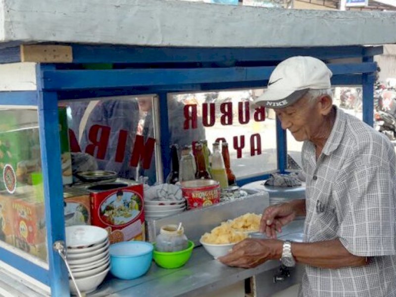 Endang Sholih (83) tukang bubur ayam Uwa Bubur di Bandung yang pernah viral. Endang penjual bubur yang langka karena dia tidak mematok harga untuk siapa saja pembeli. Bayar seikhlasnya. [Foto dalam tribunwow, Rabu 6/12/2017]