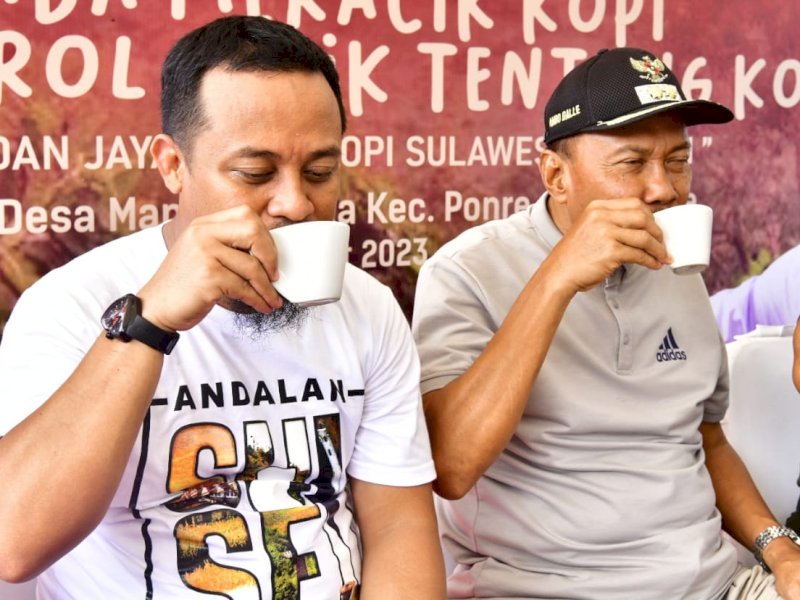 Gubernur Sulsel Andi Sudirman Sulaiman seruput kopi di Lapangan Desa Mappesangka, Kecamatan Ponre, Kabupaten Bone, Kamis (9/3/2023). @Jejakfakta/dok. Humas Pemprov Sulsel