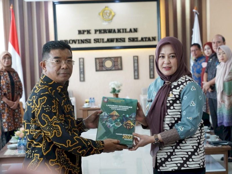 Wakil Wali Kota Makassar, Fatmawati Rusdi menyerahkan Laporan Keuangan Pemerintah Daerah (LKPD) Tahun Anggaran (TA) 2022, di kantor BPK Perwakilan Sulsel, Jumat (10/03/2023). @Jejakfakta/dok. Pemkot Makassar