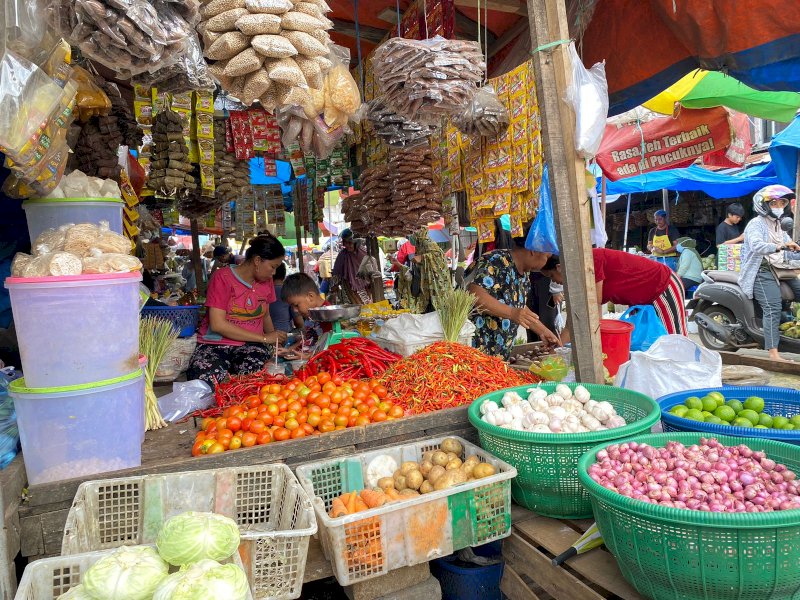 Harga sembako di kota Makassar masih serba mahal. Pantauan di Pasar Daya, Kecamatan Biringkanaya, Sabtu (11/3/23), rerata harga kebutuhan dapur naik Rp3.000 hingga Rp5.000. [Atri/jejakfakta].