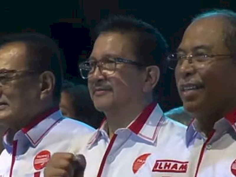 Tony Wenas (tengah), ketua umum DPP PAPPRI, hadir melantik dan mengukuhkan Ilham Arief Sirajuddin (IAS) dan pengurus DPD PAPPRI Sulsel, di tribun Lapangan Karebosi, Makassar, Sulsel, Sabtu (11/3/2023) malam. [foto dok.jejakfakta].