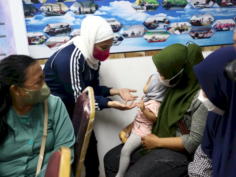 Wakil Wali Kota Makassar, Fatmawati Rusdi secara rutin turun langsung mengecek warga yang anaknya mengalami stunting. @Jejakfakta/dok. Humas Pemkot Makassar.