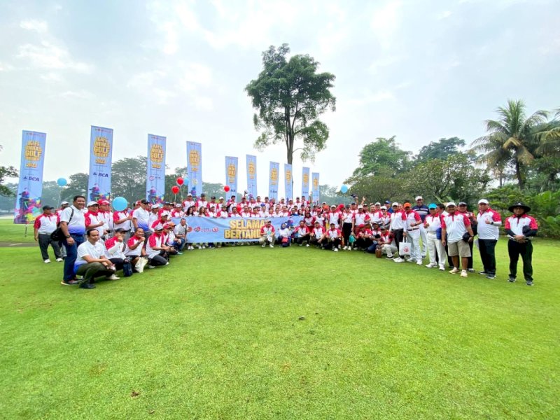 Peserta Ikafe Unhas Golf Tournament berfoto bersama Wakil Presiden 2005-2009 dan 2009-2015 Bapak Jusuf Kalla yang juga merupakan alumni lulusan Fakultas Ekonomi Angkatan 1967. @Jejakfakta/ist.