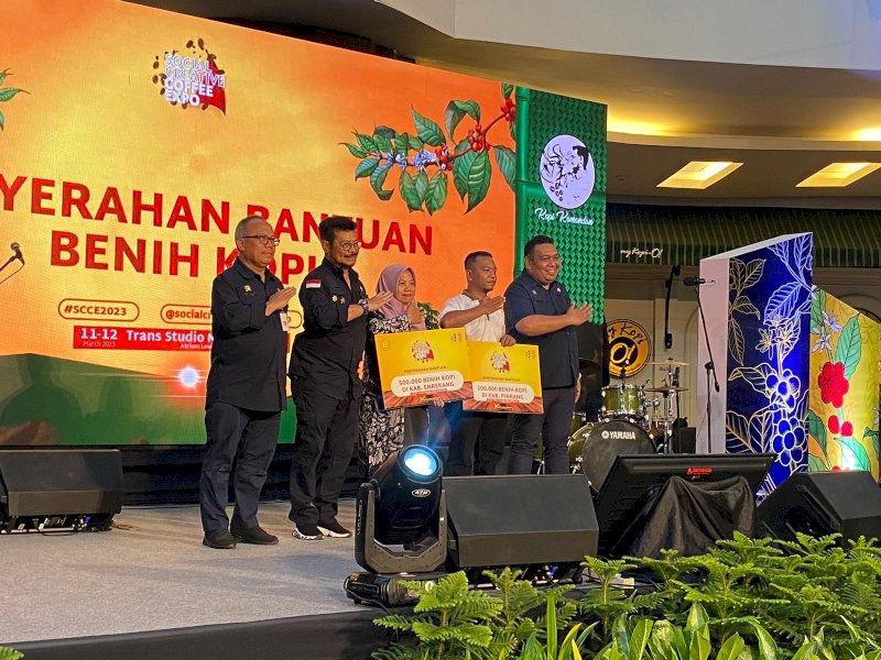 Menteri Pertanian (Mentan) Syahrul Yasin Limpo (SYL) menyerahkan bantuan benih kopi pada Social Creative Coffee Expo di Makassar, Minggu (12/3/2023). @Jejakfakta/dok. Kementan.