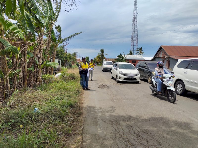 Ptugas dari Dinas PUTR Sulsel sedang mengukur Jalan Provinsi ruas Impa-Impa - Anabanua di Wajo. @Jejakfakta/dok. Humas Pemprov Sulsel