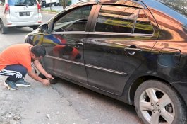 Ajarkan Nilai Tolong Menolong, Gubernur Andi Sudirman Bantu Seorang Ibu Perbaiki Ban Mobil Bocor&nbsp;