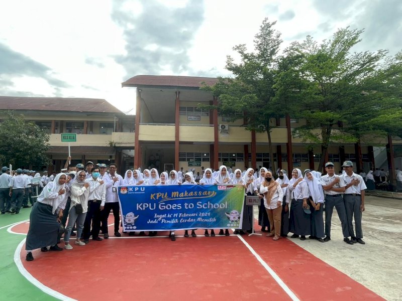 KPU Makassar Sosialisasi Pemilu Serentak 2024 kepada Gen Z atau pemilih pemula melalui Program KPU Makassar Goes to School, Senin (13/3/2023). @Jejakfakta/dok. KPU Makassar.