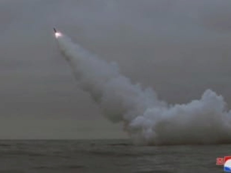 Korea Utara menembakkan rudal dari sebuah kapal selam, menyasar target di bawah laut, di lokasi yang tidak disebutkan pada 12 Maret 2023. (Foto: KCNA via Reuters)