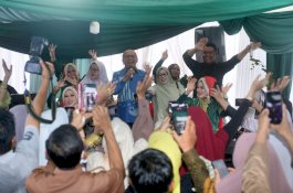 Pecah! IAS Nyanyi Bareng Emak Gaul Sidrap di Resepsi Ponakan Legislator Sidrap&nbsp;