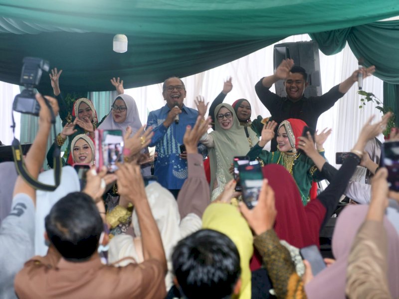 Ilham Arief Sirajuddin (IAS) nyanyi bersama tamu saat menghadiri resepsi pernikahan adik dari anggota DPRD Sidrap, H Ibrahim Daru, di Rappang, Sidrap, Senin (13/3/2023). @Jejakfakta/Reza Arifuddin