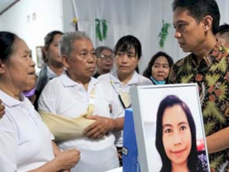 Menteri Kesehatan Budi G. Sadikin didampingi Direktur Jenderal Tenaga Kesehatan Arianti Anaya melayat ke rumah duka mendiang dr. Mawartih Susanty, Sp.P. di Makssar. @Jejakfakta/dok Kemenkes