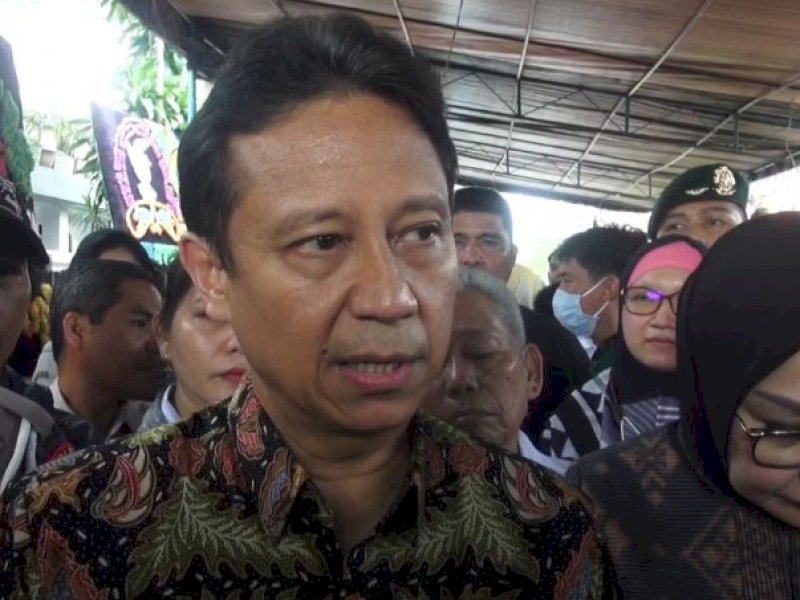 Menkes Budi Gunadi Sadikin memberikan keterangan usai melayat di rumah duka dr. Mawar di Makassar, Sulawesi Selatan, Senin (13/3/2023). @Jejakfakta/Atri