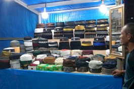 Sambut Ramadan, Pedagang Musiman Mulai Jajakan Songkok atau Kopiah di Pinggir Jalan Makassar