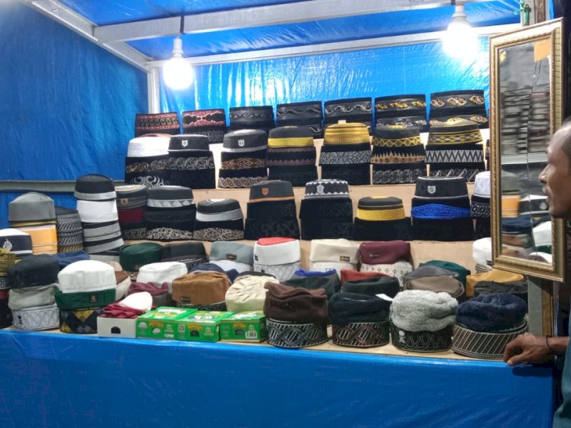 Rudi (32), penjual songkok di Jalan Sultan Alauddin Makassar. Jelang Ramadan penjual songkok musiman mulai ramai. @Jejakfakta/Samsir