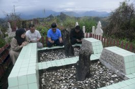 Jelang Ramadan, IAS Bersama Keluarga Ziarah Makam Kakek dan Buyut di Enrekang