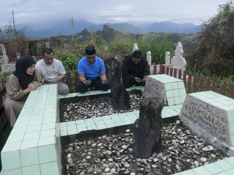 IAS bersama keluarga ziarah makam kakek dan buyut di Enrekang. @Jejakfakta/Reza Arifuddin