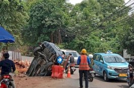 Lubang Jalan Telan Mobil, Galian PLN