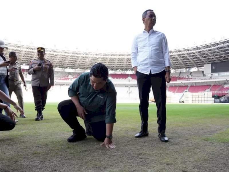 Ketua PSSI Erick Thohir memantau langsung kondisi rumput SUGBK pasca konser BlackPink. Foto (PSSI)