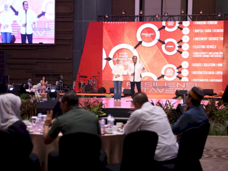 Danny - Fatma memaparkan konsep kota yang Resiliensi, Sombere and Smart City saat Rakorsus 2023 berlangsung di Hotel Four Point by Sheraton, Selasa (14/03/2023). @Jejakfakta/dok. Humas Pemkot Makassar