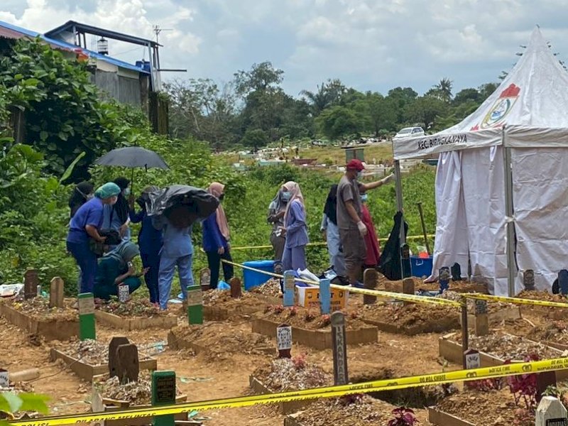 Makam korban minuman keras oplosan bernama AA untuk proses autopsi di TPU Sudiang, Makassar, Selasa (14/3/2023). @Jejakfakta/Atri
