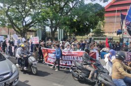 Ratusan Buruh dan Mahasiswa Demo di DPRD Sulsel Tolak Keras Perppu Cipta Kerja