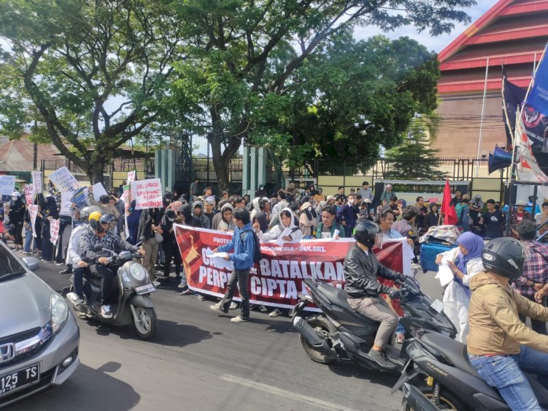 Ratusan massa Aliansi Protes Rakyat Indonesia (PRI) Sulsel menggelar aksi Perppu Cipta Kerja yang merugikan buruh dan masyarakat kecil. @Jejakfakta/Atri.