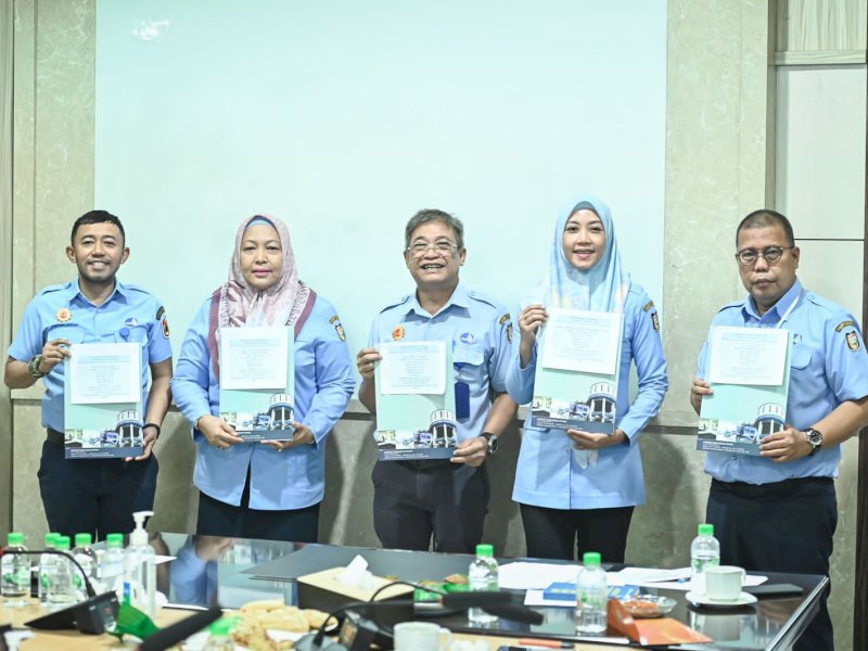 Direksi PDAM Makassar menerima buku laporan kinerja laba setelah melalui proses audit positif, Maret 2023.