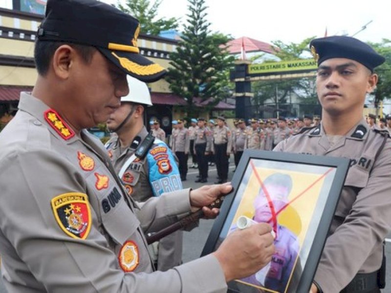 Upacara pemecatan tidak dengan hormat (PTDH) Brigpol Baso Amir lantaran kasus narkoba berlangsung di Markas Polrestabes Makassar, Jl Ahmad Yani, kota Makassar, Rabu (15/3/2023) pagi. PTDH secara absentia (tanpa kehadiran yang bersangkutan) dengan mencoret silang foto Baso Amir, pertanda lepas dinas dari Polri.(ist)
