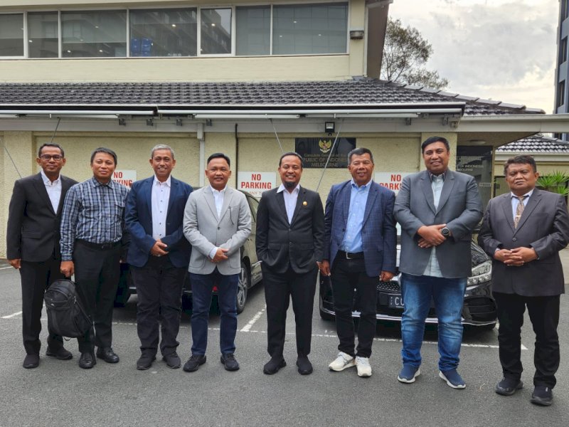 Gubernur Andi Sudirman didampingi oleh Bupati Bulukumba, Bupati Maros, Bupati Jeneponto, Bupati Bantaeng, Pj Bupati Takalar, dan Bupati Wajo. pertemuan dengan pihak I2I Development Global di Melbourne, Australia, Senin (13/3/2023) kemarin. @Jejakfakta