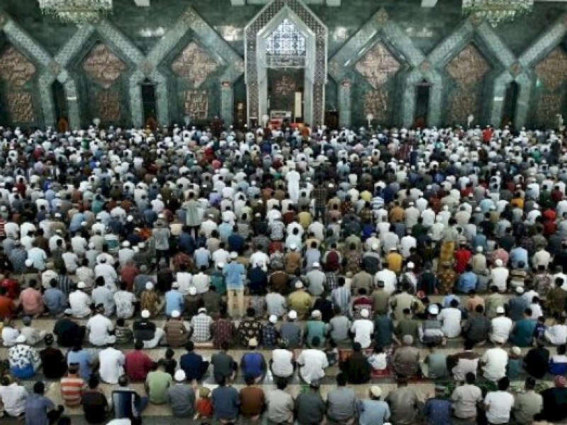 Jamaah di Masjid Al Markaz Al Islami Jend Jusuf, Jl Masjid Raya, kota Makassar, Sulawesi Selatan. Panitia masjid terbesar Makassar ini selalu mengadakan Itikaf di 10 terakhir Ramadan. Mulai pukul 02.00 Wita hingga waktu sahur.