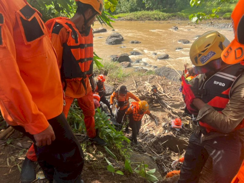 Tim SAR Gabungan menemukan dua jenazah korban dari tiga pekerja Bendungan Pamukkulu yang terseret arus sungai, Selasa (14/3/2023) sore. @Jejakfakta/dok. Basarnas Sulsel