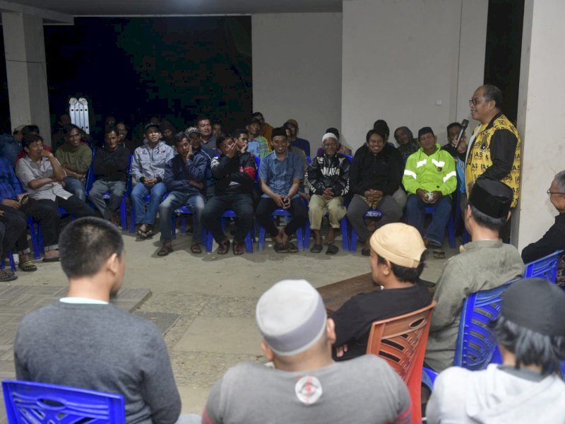 Ilham Arief Sirajuddin (IAS) disambut hangat ratusan warga Malua, Enrekang, Rabu malam (15/3/2023). @Jejakfakta/Reza Arifuddin