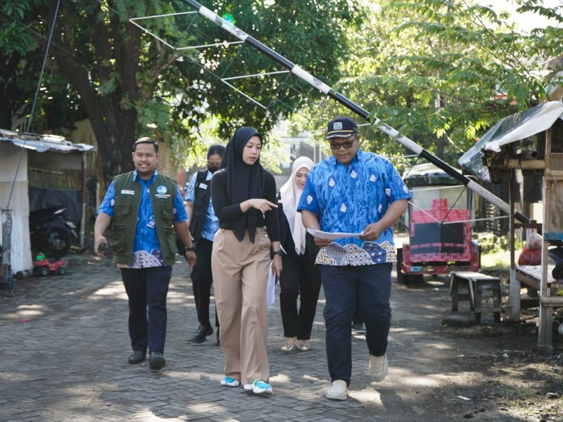 Direktur Umum PDAM Makassar Indira Mulyasari (jilbab hitam) saat turun ke lapangan mengecek layanan ke pelanggan.