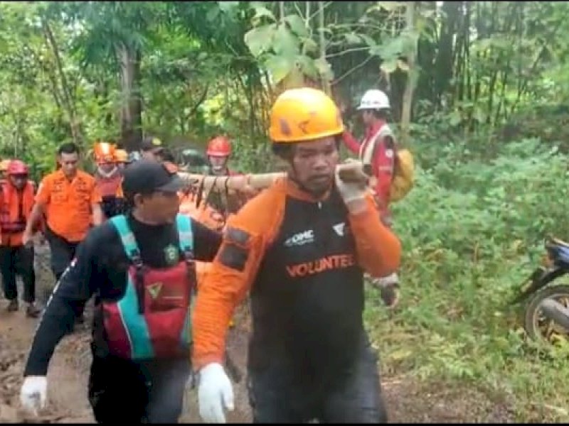 Tim SAR gabungan mengevakusi jenazah korban pekerja bendungan Pamukkulu Takalar yang terseret arus sungai, Jumat (17/3/2023). @Jejakfakta/dok. Basarnas Sulsel 