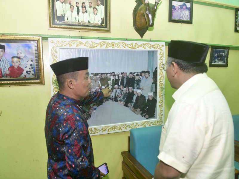 Ilham Arief Sirajuddin (IAS) bersama Pimpinan Tarekat Khalwatiyah Samman Kab Wajo, Andi Najamuddin. @Jejakfakta/Reza Arifuddin